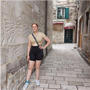 Matura abgeschlossen: sehr gut in Rechtschreibung, Grammatik. Deutsch mit  Sehr gut  abgeschlossen. Weiters gut in Mathematik